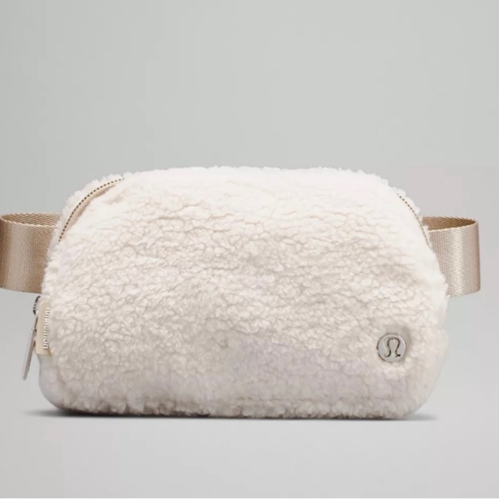 Lululemon NWT everywhere bag.
